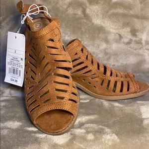NWT Brown sued girls size 2 Sandal heal S8